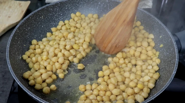 Garbanzos cocidos con comino, sal y pimienta
