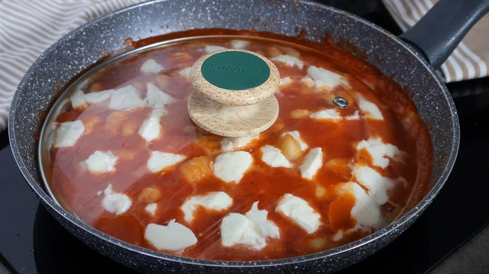 Ñoquis en salsa con trozos de mozzarella derritiéndose