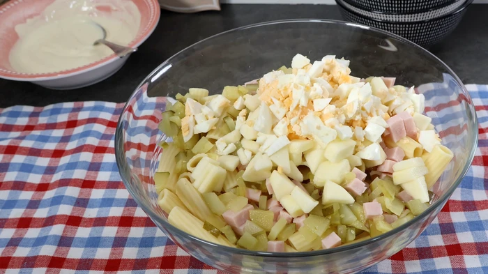 Ingredientes picados para ensalada de pasta americana