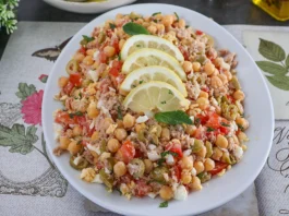 Ensalada de garbanzos con atún, tomate, huevo cocido y aceitunas verdes