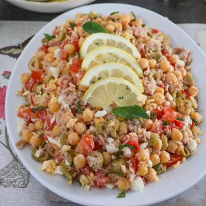 Ensalada de garbanzos con atún, tomate, huevo cocido y aceitunas verdes
