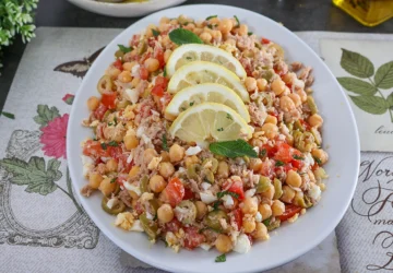 Ensalada de garbanzos con atún, tomate, huevo cocido y aceitunas verdes