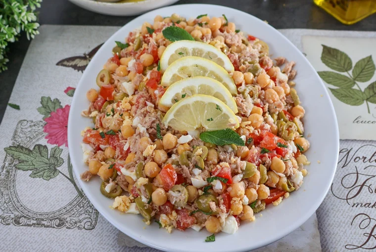 Ensalada de garbanzos con atún, tomate, huevo cocido y aceitunas verdes