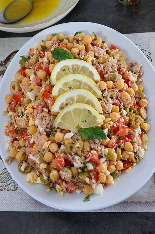 Primer plano de ensalada veraniega de garbanzos con ingredientes variados
