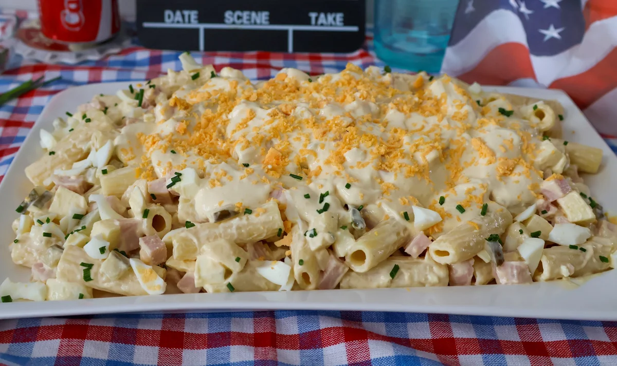 ensalada de pasta americana cremosa con huevo y cebollino