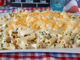 Ensalada de pasta americana cremosa con huevo y jamón