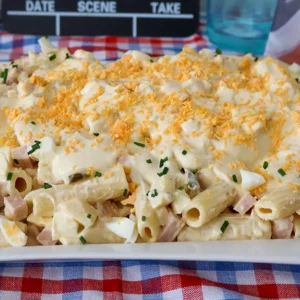 Ensalada de pasta americana cremosa con huevo y jamón
