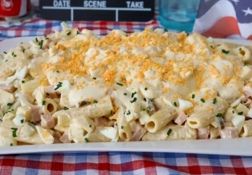 Ensalada de pasta americana cremosa con huevo y jamón