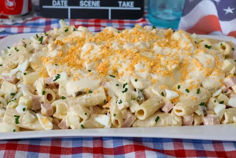 Ensalada de pasta americana cremosa con huevo y jamón