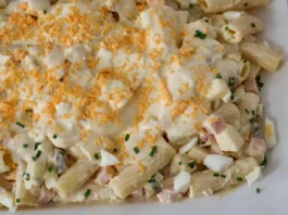 Primer plano de ensalada americana con pasta y huevo cocido
