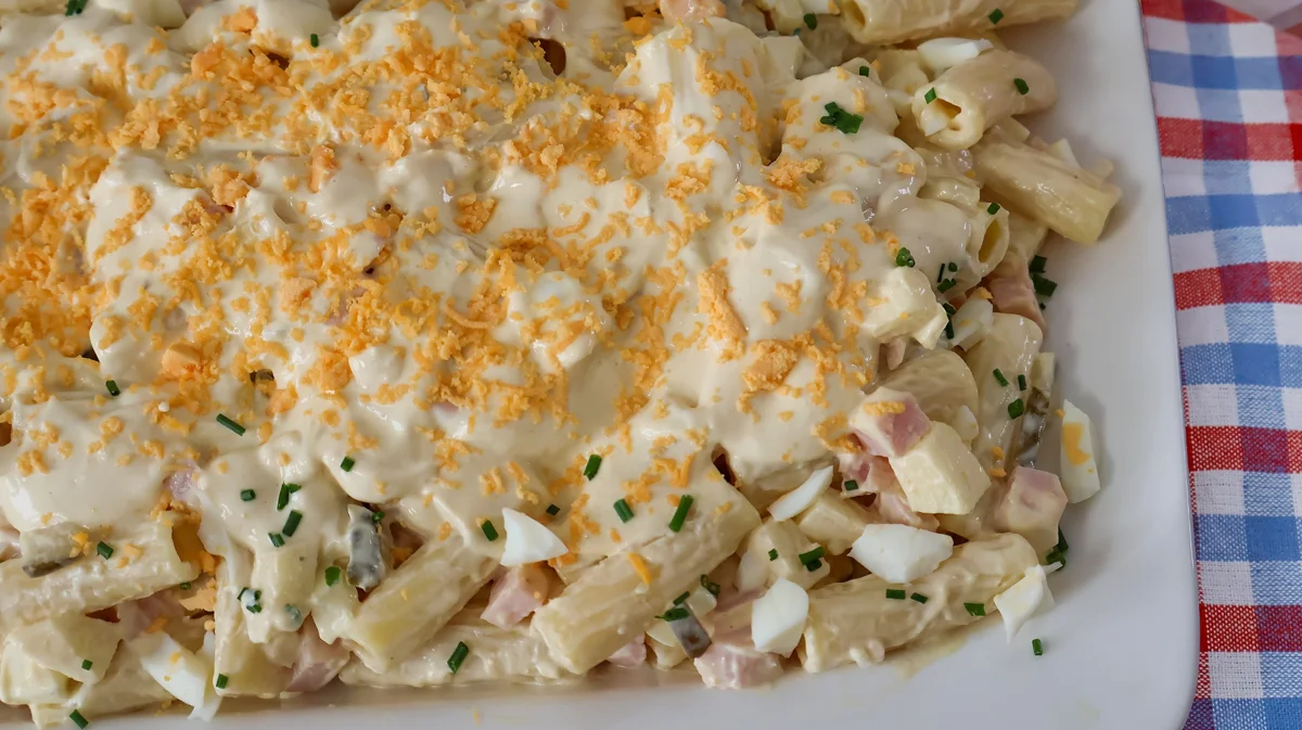 Primer plano de ensalada americana con pasta y huevo cocido