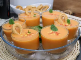 Vasitos de gazpacho de mango con hierbabuena y picadillo