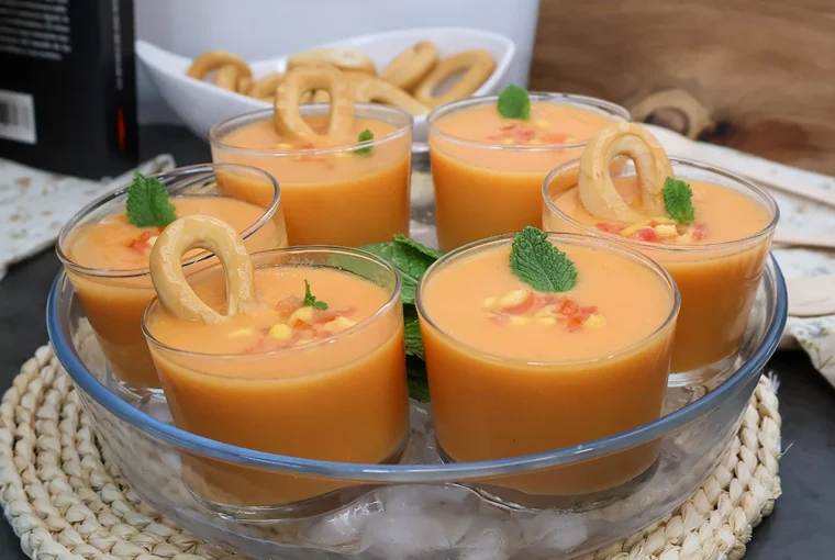 Vasitos de gazpacho de mango con hierbabuena y picadillo