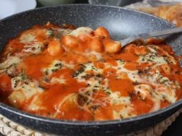 Ñoquis con queso fundido y salsa de tomate listos para servir