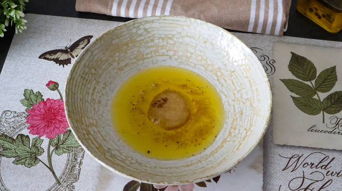Vinagreta con comino, aceite, vinagre y limón en un bol