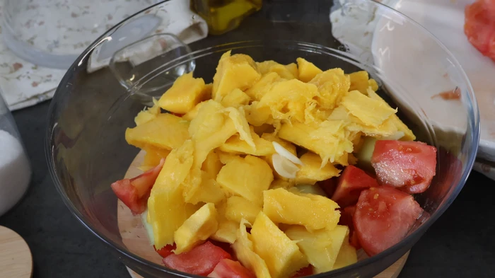 Ingredientes frescos para preparar gazpacho de mango