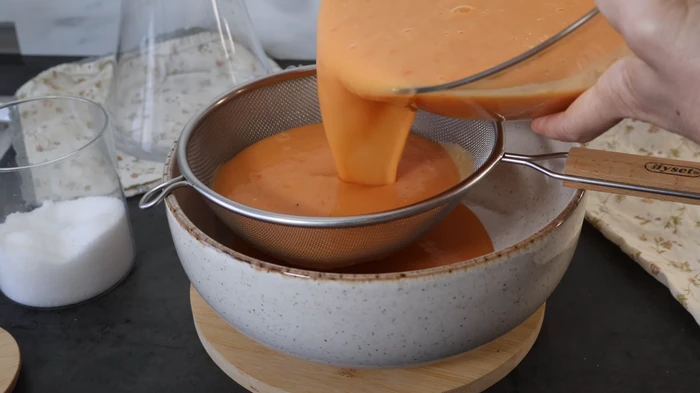 Gazpacho de mango colado con colador fino