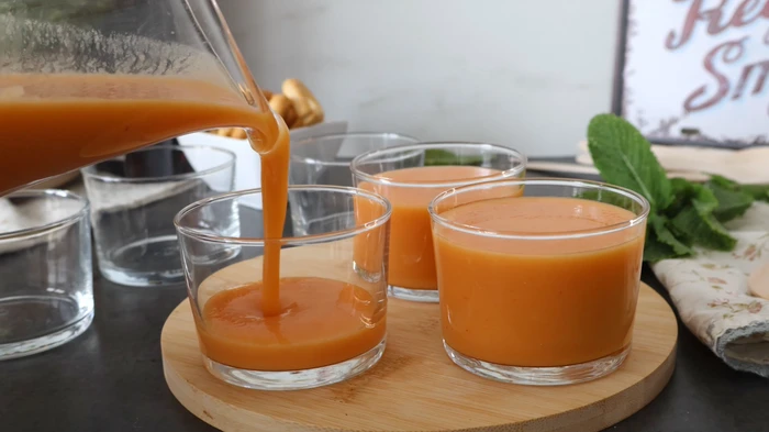 Sirviendo el gazpacho de mango en vasos