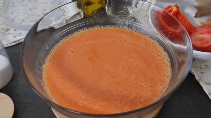  Gazpacho de mango recién triturado con textura cremosa