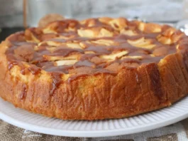 pastel de manzana con caramelo casero en plato blanco