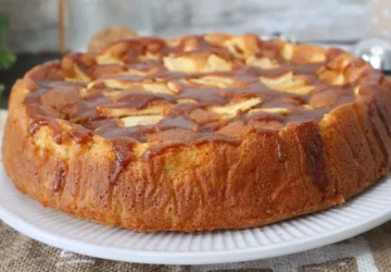 pastel de manzana con caramelo casero en plato blanco