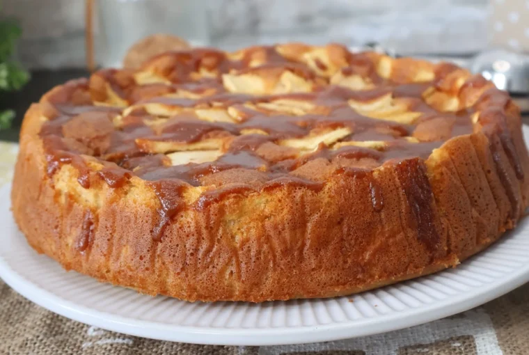 pastel de manzana con caramelo casero en plato blanco