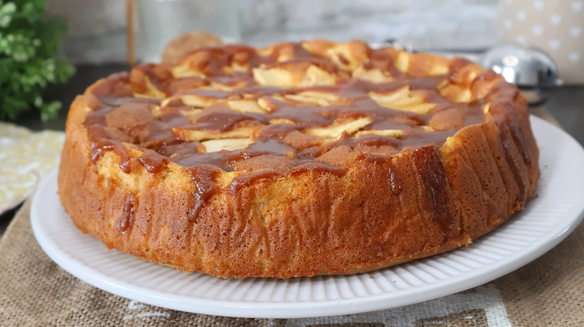 pastel de manzana con caramelo casero en plato blanco