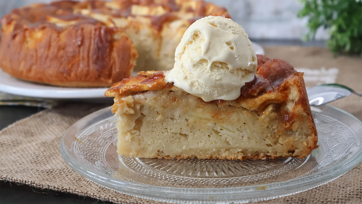 porción de pastel de manzana con helado de vainilla