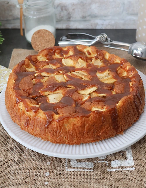 pastel de manzana tierno con caramelo en vista vertical