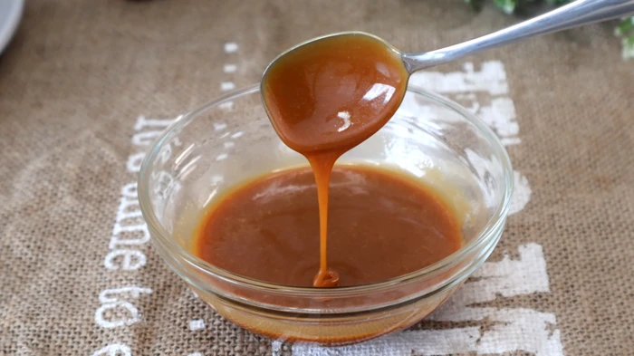 salsa de caramelo lista, densa y brillante