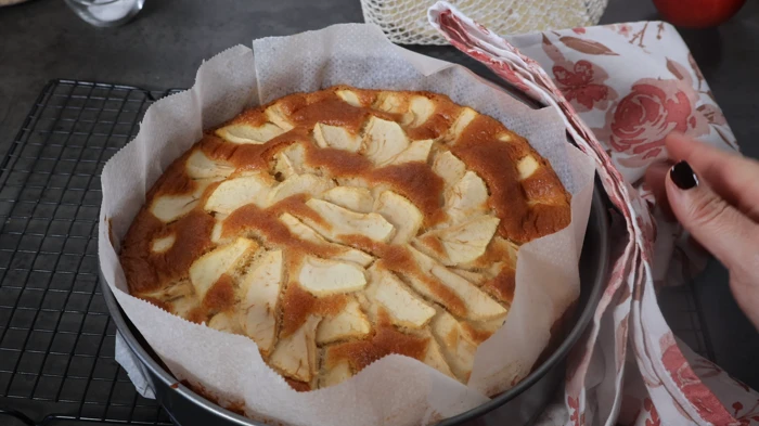 pastel de manzana recién horneado dentro del molde con papel
