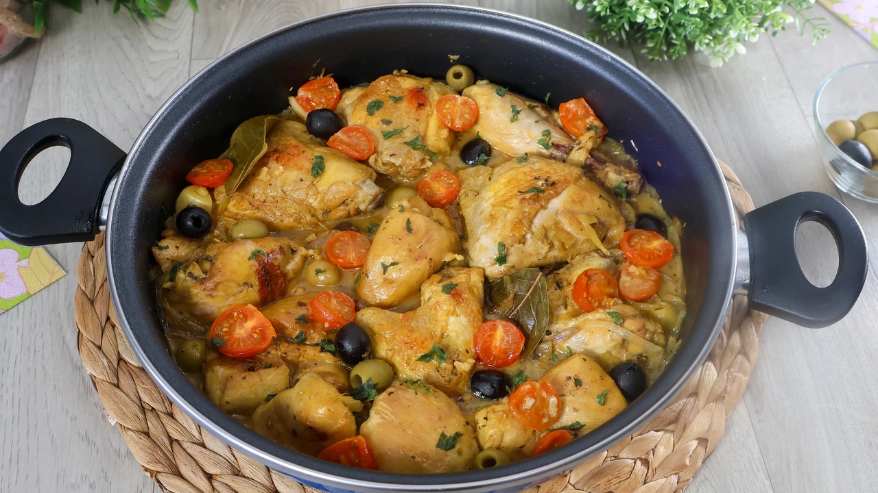 Cazuela de pollo a la mediterránea con salsa, tomates cherry y aceitunas