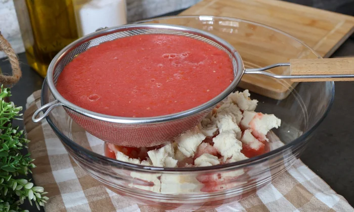 cómo hacer salmorejo colando el tomate triturado