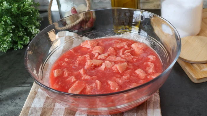 Pan del día anterior empapado en tomate colado, paso para hacer salmorejo