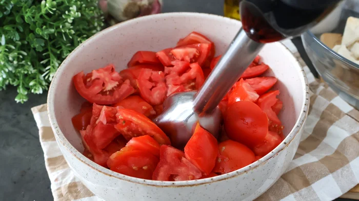 tomates maduros para hacer salmorejo casero