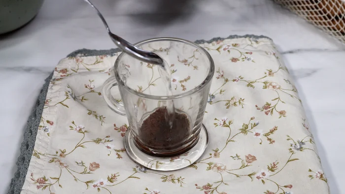 Café soluble mezclándose con agua caliente