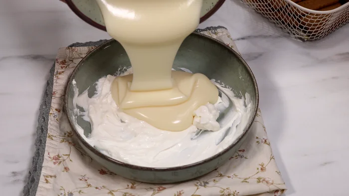 Vierte leche condensada sobre queso crema