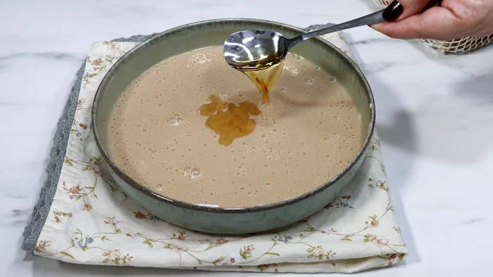Añadiendo licor amaretto a la crema base de café