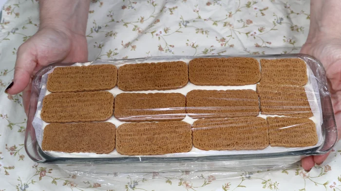 Tarta helada con capas de galletas Lotus antes de congelar