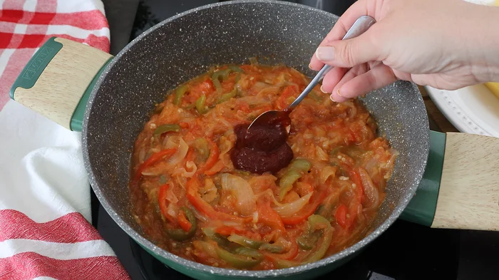 Cucharada de carne de pimiento choricero sobre sofrito