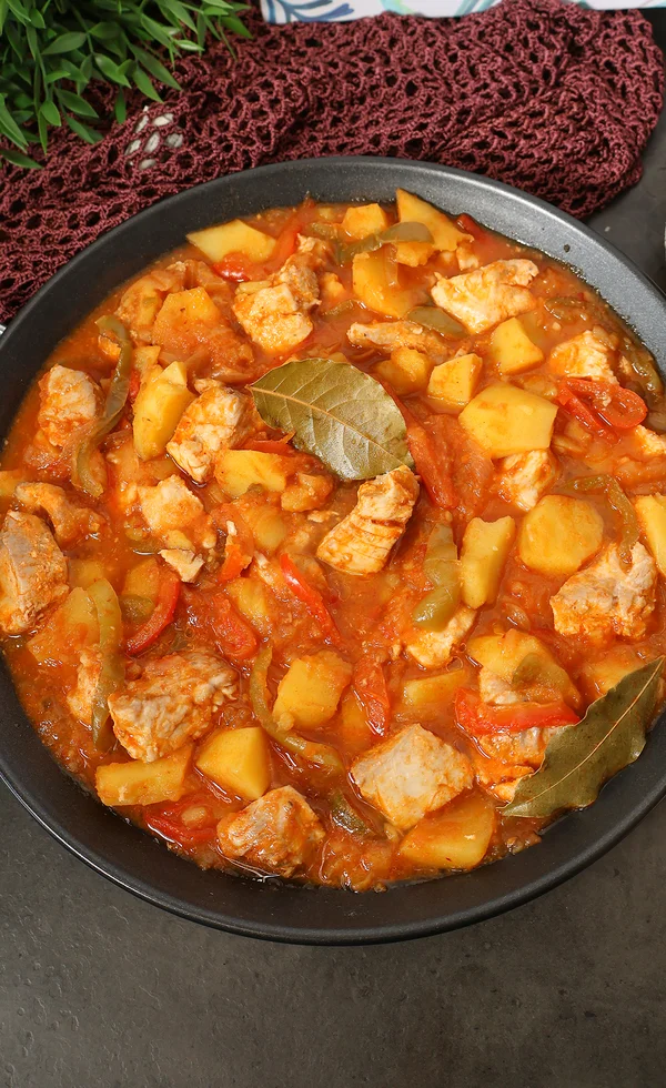 Marmitako cocinado con bonito y patatas