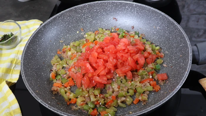 Tomate natural picado incorporado al sofrito