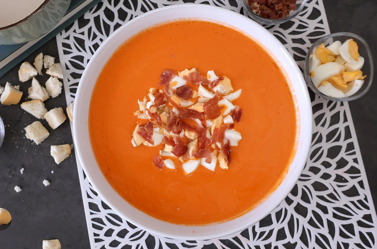 Salmorejo cordobés casero servido con jamón serrano y huevo cocido