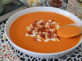 Salmorejo cordobés con jamón y huevo, textura cremosa en cuchara