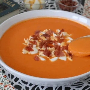 Salmorejo cordobés con jamón y huevo, textura cremosa en cuchara