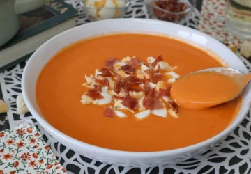 Salmorejo cordobés con jamón y huevo, textura cremosa en cuchara