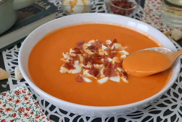 Salmorejo cordobés con jamón y huevo, textura cremosa en cuchara
