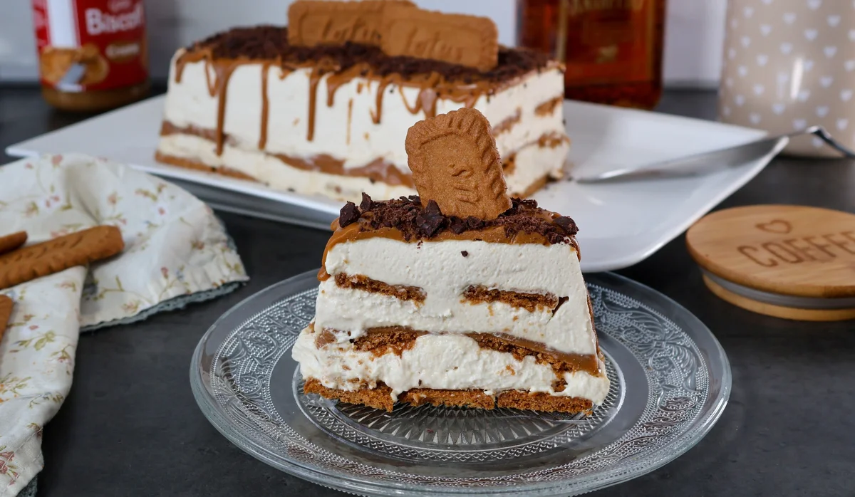Porción de tarta helada Lotus con galletas, crema y chocolate
