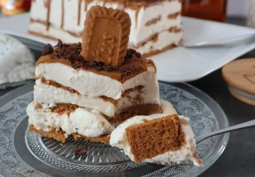 Tarta helada Lotus servida con cucharada lista para probar
