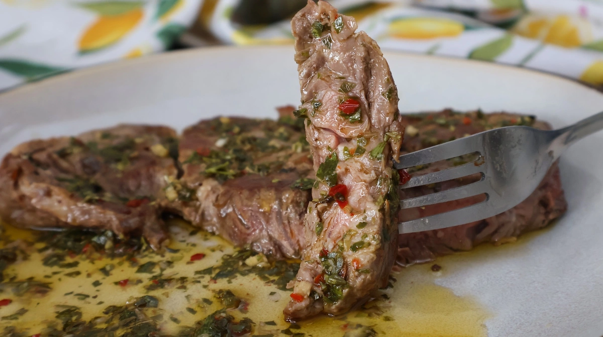 Carne jugosa con chimichurri casero recién servido